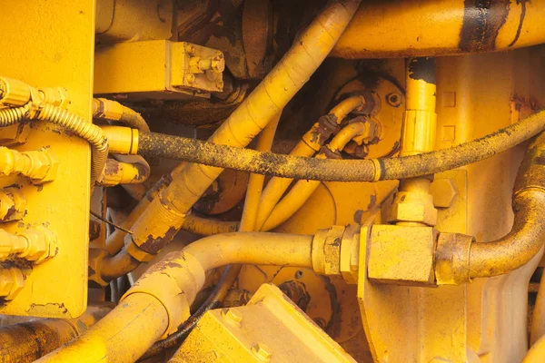 Motor amarelo máquina escavadora veículo trator hidráulico close-up — Fotografia de Stock