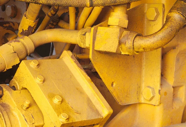 Motormechaniker gelb Bagger Traktormotor Nahaufnahme hydraulische Maschinen — Stockfoto