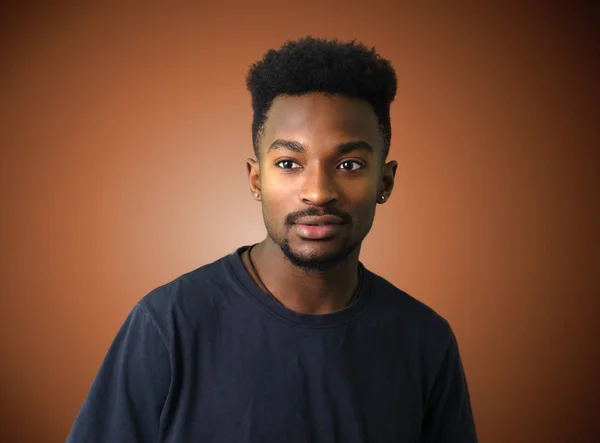 Joven africano hombre retrato marrón gradiente fondo —  Fotos de Stock