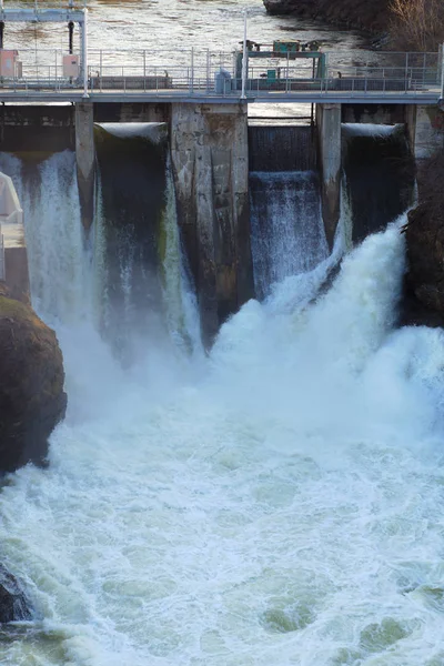 Hydro-elektrische dam elektriciteit generatie waterval — Stockfoto