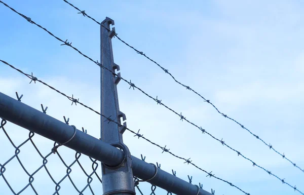 รั้วมีดโกนโลหะป้องกันอุตสาหกรรมรั้วคุก — ภาพถ่ายสต็อก