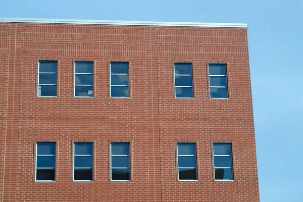 Röd tegelvägg och windows på blå himmel — Stockfoto