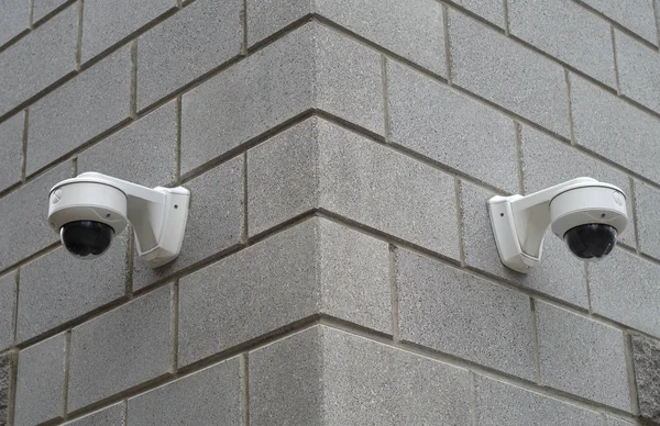 Twee bewakingscamera op het opbouwen van hoek — Stockfoto