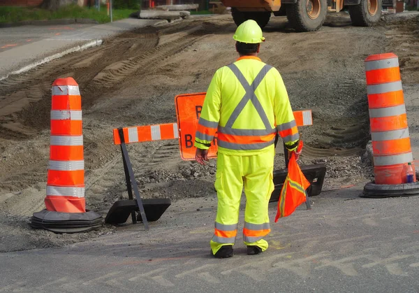 Drogi pracownika man noszenia fluorescencyjne żółty bezpieczeństwa kolor ulicy naprawy w budowie — Zdjęcie stockowe