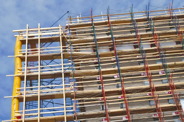 Andaime edifício renovação construção arranha-céus escadas — Fotografia de Stock