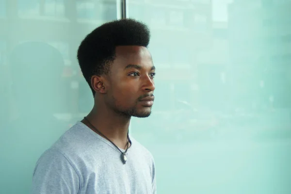 Retrato da cidade jovem esperando na janela da cidade vidro reflexão — Fotografia de Stock