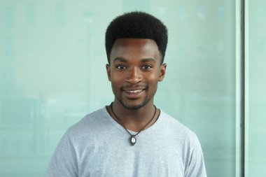 pencere genç adam portre mutluluk şehir dışında gülümseyen öğrenci