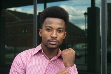 genç işadamı kol düğmesi el pembe gömlek dışında kadar düğmelerini 