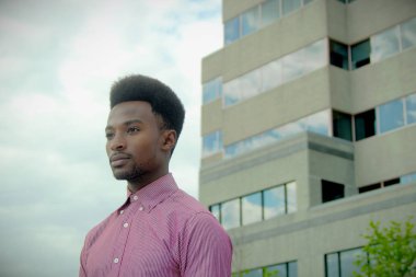 genç işadamı yirmi bakarak gelecek bina düşünme 