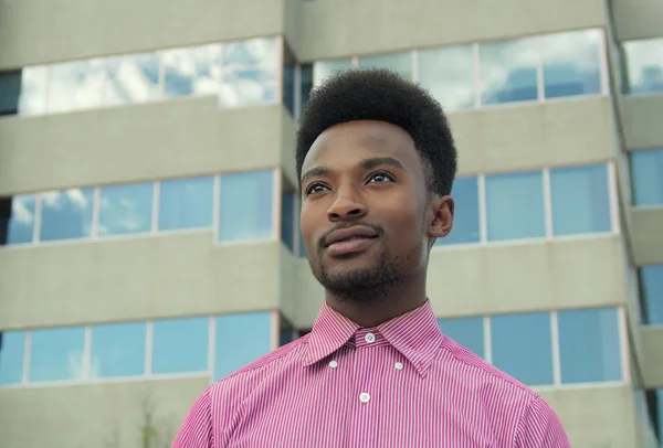 Joven empresario mirando hacia otro lado edificio de oficinas camisa rosa — Foto de Stock