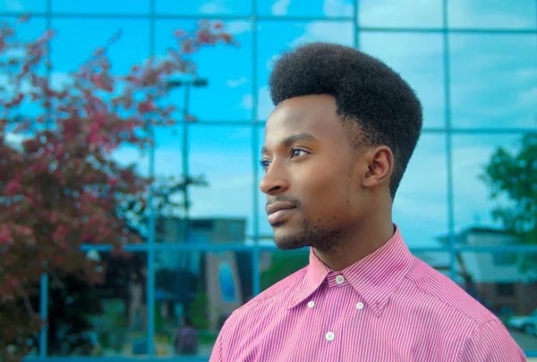 Joven empresario en el perfil de la ciudad retrato azul edificio — Foto de Stock