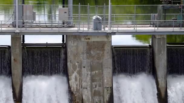 Wodnej powerstation wodospad zbiornik turbiny energii elektrycznej — Wideo stockowe