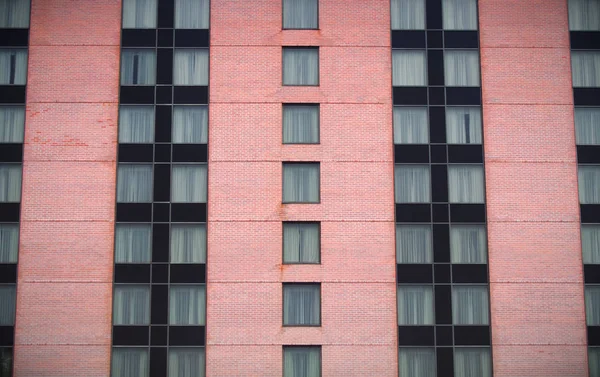 Apartment hotel building pink brick modern windows residential skyscraper — Stock Photo, Image