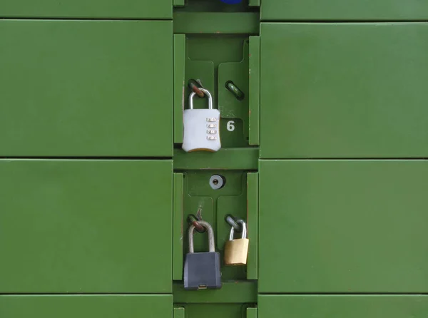 Cerradura verde candado metal seguridad bandeja de entrada puertas — Foto de Stock