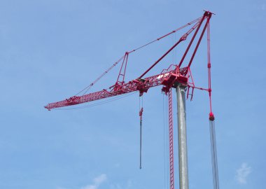 Mavi gökyüzü üzerinde kırmızı inşaat vinç