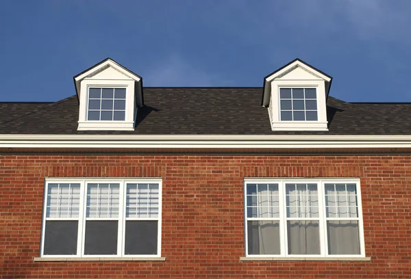 Huis dak residentiële dakraam dormer rode baksteen — Stockfoto