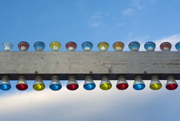 Banner de metal com luzes elétricas no céu nublado — Fotografia de Stock