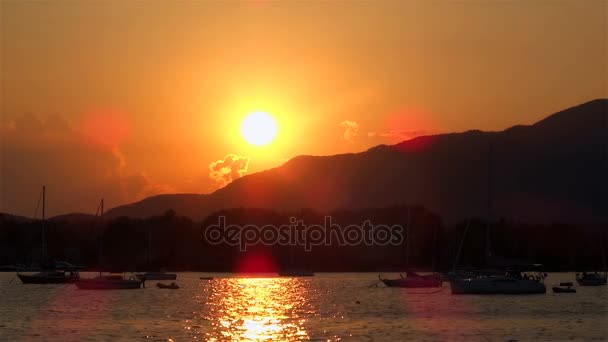 Pôr do sol laranja luz barcos de montanha pretos e paisagem da água — Vídeo de Stock