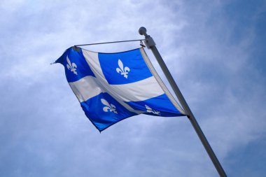 Mavi gökyüzü Rüzgar içinde çırpınan Kanada'da Quebec bayrağı