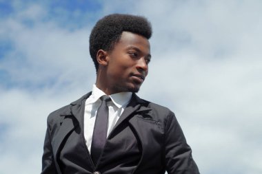 genç işadamı güneş ışığı altında dört gözle 