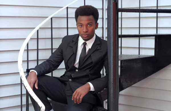 Joven hombre negro traje y corbata sentado escaleras hombre de negocios profesional — Foto de Stock