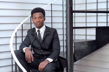 genç adam siyah takım elbise ve kravat merdiven işadamı profesyonel oturan