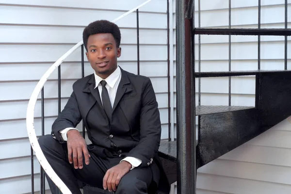 genç adam siyah takım elbise ve kravat merdiven işadamı profesyonel oturan