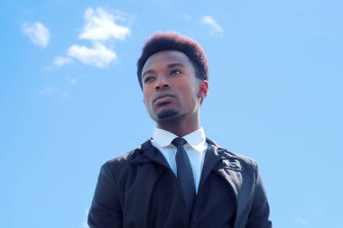 genç işadamı düşük açılı görünümü mavi gökyüzü başarı dört gözle 