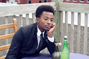 Afrika delikanlı Restoran Teras tablo yalnız içme sıkılmış