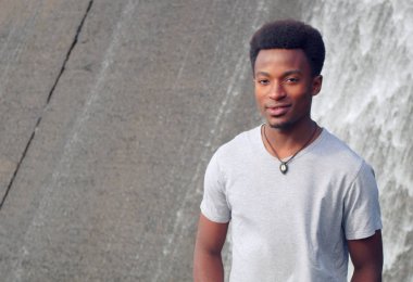 genç adam şelale beton baraj nehir portre