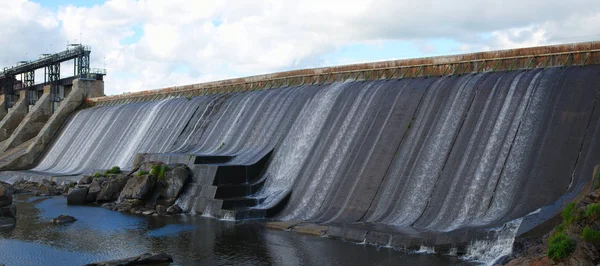 Hydro-elektriciteit powerstation waterval reservoir turbine elektriciteit — Stockfoto