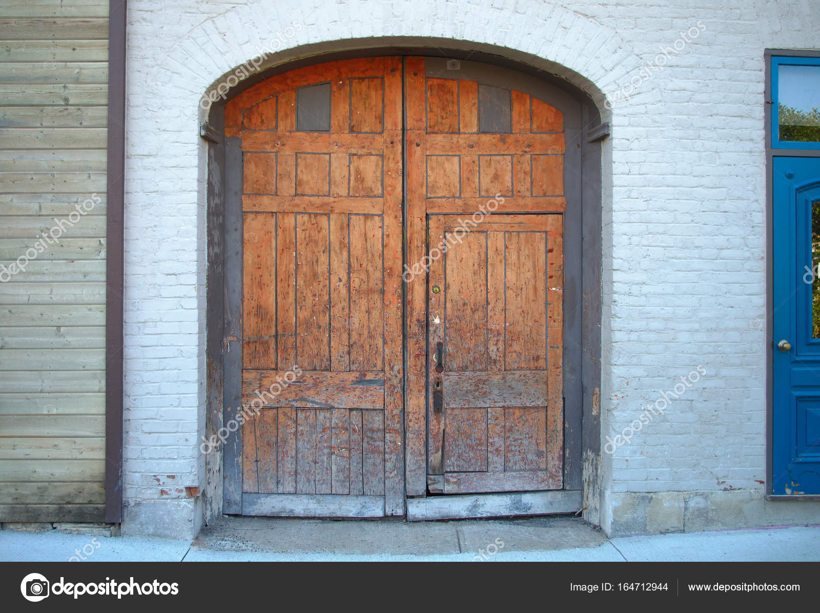 Alte Holztür alter Bogen Außentür Eingang Architektur - Stockfotografie