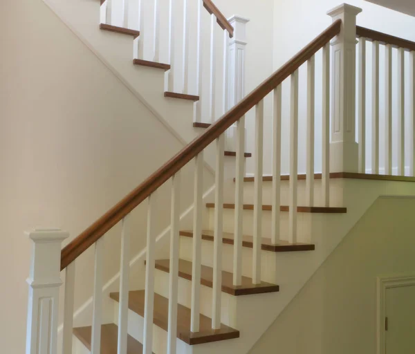 Beyaz merdiven iç modern merdiven parke ve boyalı stili