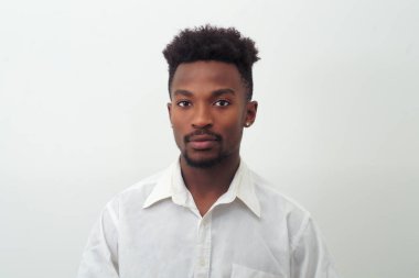 yaklaşık yirmi studio beyaz arka plan beyaz gömlek giymiş genç adam