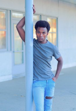 genç adam ayakta kutup kentsel tarzı beton şehir