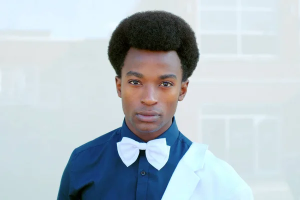 Hombre joven pajarita retrato traje blanco camisa oscura —  Fotos de Stock
