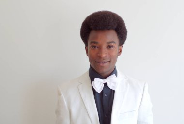 papyon adam takım elbise ve siyah gömlek genç adam stüdyo portre