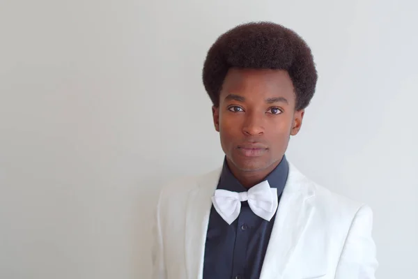 Jeune homme africain costume et noeud papillon veste blanche chemise noire — Photo