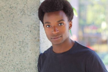 yaklaşık yirmi portre genç adam 