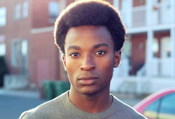 Jeune homme portrait à l'extérieur dans la rue fond de la ville — Photo