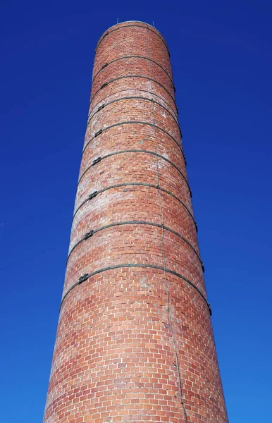 Kırmızı tuğla baca endüstriyel fabrika enerji Kulesi — Stok fotoğraf