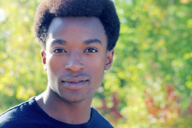 genç adam portre yaz ışık karşı