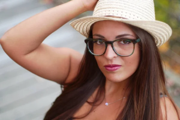 Mujer joven con sombrero y gafas retrato hermosa chica de cerca —  Fotos de Stock