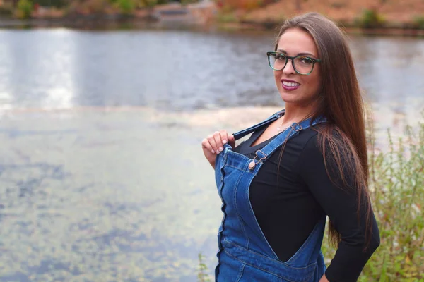 Joven mujer jeans fuera cerca lago naturaleza retrato —  Fotos de Stock