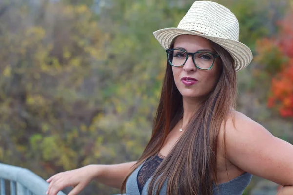 Jeune fille dans la vingtaine portant chapeau et lunettes portrait soleil extérieur — Photo