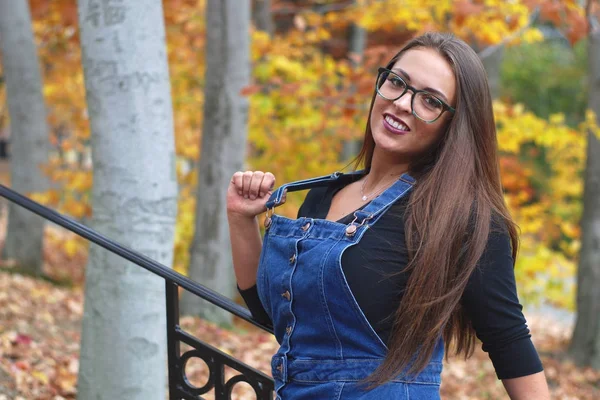 Mujeres jóvenes retrato fuera de otoño hojas overoles gafas —  Fotos de Stock