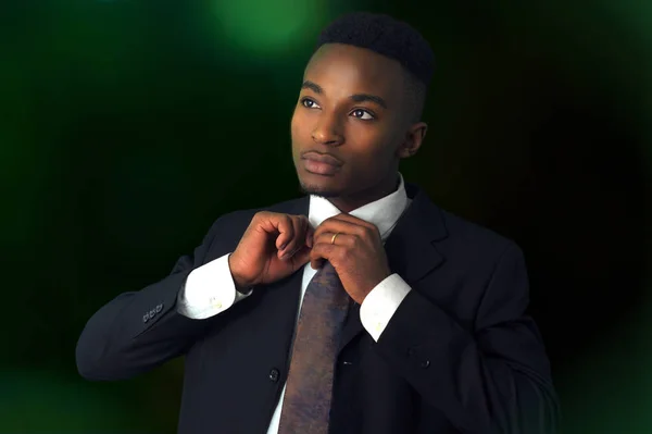 Fiatal férfi öltöny és a nyakkendő üzletember szakmai szép stílus zöld fény — Stock Fotó