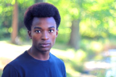 yakışıklı genç portre çekici bir kişi doğada