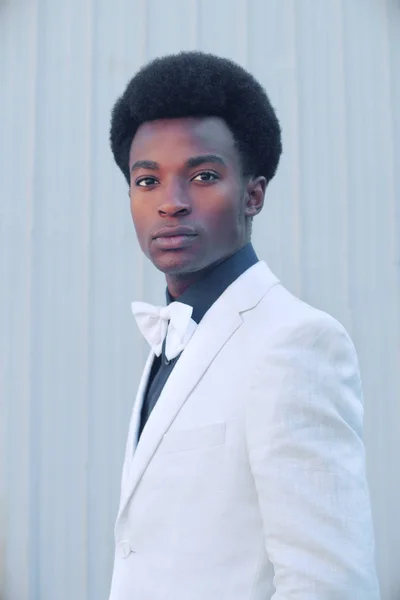 Hombre joven con chaqueta blanca traje de bolera elegante elegancia estilo clásico — Foto de Stock