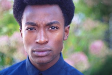 genç adam kızgın alaycı ifade şüpheli merak yüz arıyorum